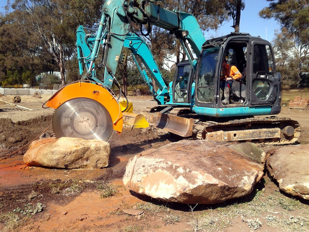 Cutting sandstone boulders with D3HS